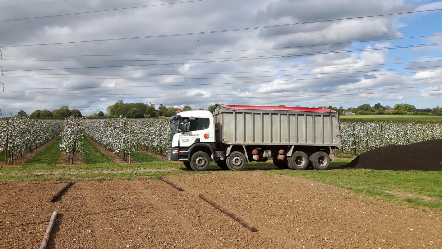 images/800/lorry-delivering-compost_H.jpg